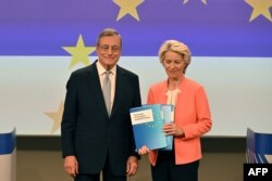 Fostul premier italian Mario Draghi îi prezintă Ursulei von der Leyen raportul pe care aceasta i l-a cerut, pe tema viitorului competitivității europene, la Bruxelles, pe 9 septembrie 2024.