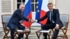 آرشیف، امانوئل مکرون رئیس جمهوری فرانسه (راست) و ولادیمیر پوتین رئیس جمهوری روسیه. August 19, 2019
