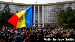 Deputați şi susținători ai Blocului ACUM în ziua singurei ședințe a legislativului nou-ales. 21 martie 2019