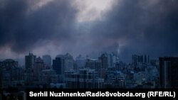 საილუსტრაციო ფოტო. რუსეთის ჯარების შეტევით გამოწვეული კვამლი კიევის თავზე