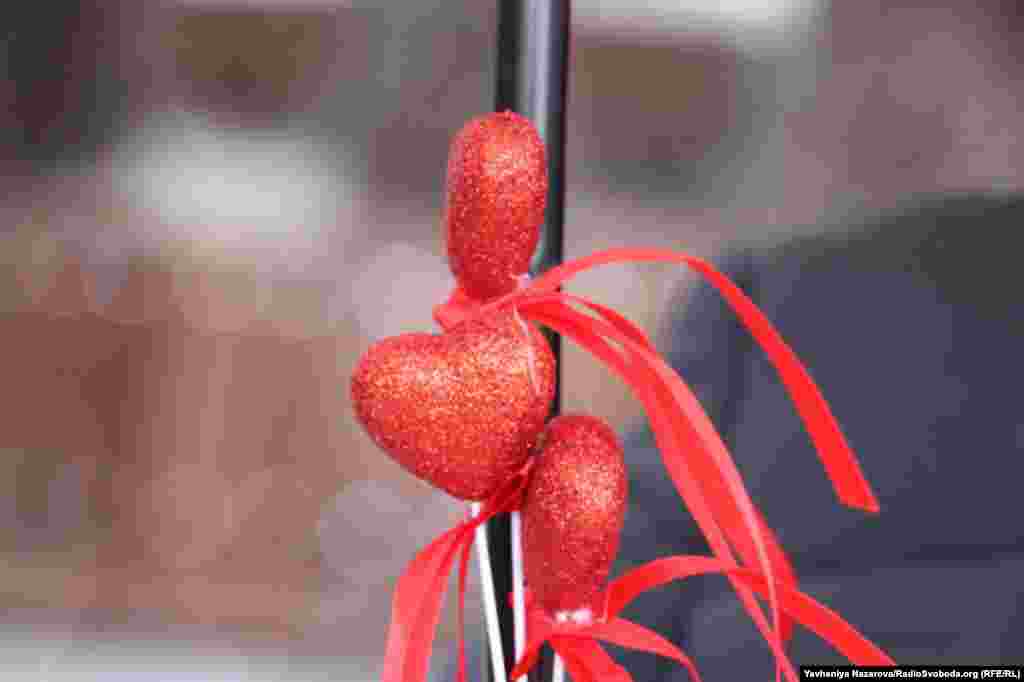 «Цими сердечками на парасолі я хочу сказати, що я його чекаю і шукаю, як можу», – каже Лариса про свого безвісти зниклого сина