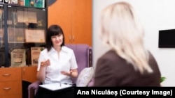 Ana Niculăeș, una din semnatarele petiției pentru revizuirea noii legi a psihologului, la o ședință de psihoterapie