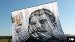 Peninsula Crimeea - În apropierea orașului Belogorsk, în vecinătatea Simferopolului, Federația Rusă de Box înalță un balon cu portetul lui Stalin, 11 mai 2020