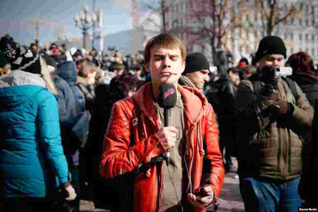 Корреспондент телеканала &laquo;Дождь&raquo; Владимир Роменский, как и Бероева, не встречался раньше с Павленским. Но за неделю до акции Паленский связался с журналистом и дал ему адрес кафе &laquo;Шоколадница&raquo; в центре Москвы. Роменский, не зная деталей готовящейся акции, согласился прийти с камерой на встречу. &laquo;До сих пор не понимаю, почему он выбрал меня&raquo;, &ndash;&nbsp;говорит Роменский.