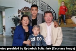 Ақын Білісбек Әбдіразақ отбасымен бірге (туысы Қыдырбек Сұлтанбек берген фото)