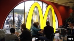 Russia -- People dine at a McDonald's restaurant on Manezhnaya Square in Moscow, April 4, 2014