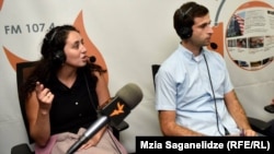 ნათია ჩაჩავა - ჟურნალისტი და მიშა ჯახუა - საქართველოს ახალგაზრდა იურისტთა ასოციაციის იურისტი.