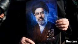 Žena u Teheranu drži portret novog vrhovnog vođe Irana Modžtabe Hamneija, na skupu povodom njegovog imenovanja tokom američko-izraelskog rata s Iranom, 9. mart 2026.