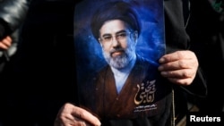 Portretul noului lider suprem al Iranului, Mojtaba Khamenei, afișat de participanții la adunarea de susținere a numirii sale, Teheran, 9 martie.