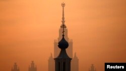 Вид на Главное здание МГУ на Воробьевых горах в Москве