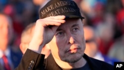 Elon Musk nu este doar o figură publică influentă. El este și unul dintre cei mai mari donatori politici din America, având și contracte guvernamentale de miliarde de dolari prin companiile sale.