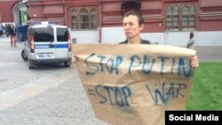 Un bărbat protestează la Moscova împotriva intervenției rusești în Ucraina, 28 august 2014.