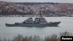 Эсьмінец ВМС ЗША Porter праходзіць Басфор