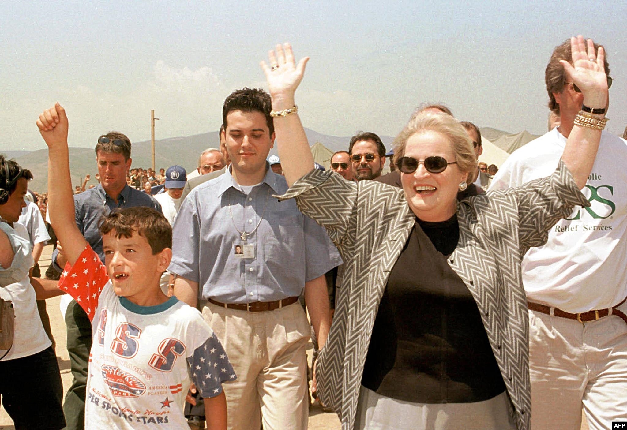Atëherë sekretare e Shtetit, Madeleine Albright kishte vizituar kampet e refugjatëve në Maqedoni më 11 qershor 1999, pak para se forcat paqeruajtëse të NATO-s të kalonin kufirin për në Kosovë.