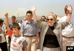 Atëherë sekretare e Shtetit, Madeleine Albright kishte vizituar kampet e refugjatëve në Maqedoni më 11 qershor 1999, pak para se forcat paqeruajtëse të NATO-s të kalonin kufirin për në Kosovë.