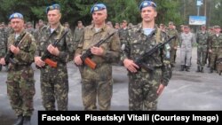 Бійці 80-ї ОДШБр ЗСУ складають присягу, 2014 рік. Віталій Пясецький перший праворуч.