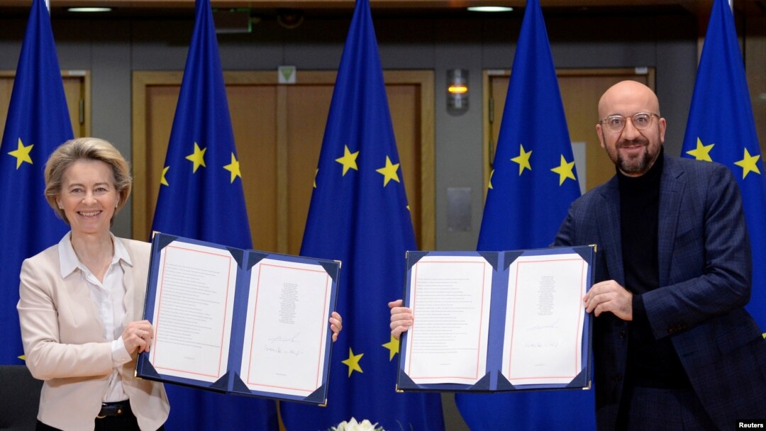Președinta Comisiei Europene, Ursula von der Leyen și președintele Consiliului European, Chares Michel semneaza acordurile comerciale post-Brexit, Bruxelles, 30 decembrie 2020
