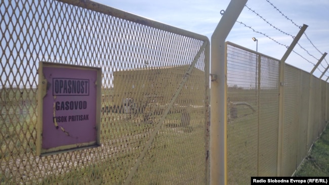 Një pikë karburanti në fshatin Treshnjevac të Vojvodinës, pranë të cilit, sipas autoriteteve serbe, u gjetën eksplozivë, 6 prill 2026.