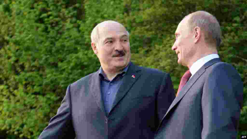Перамовы з прэм'ер-міністрам Расеі Ўладзімерам Пуціным. Пуцін пры гальштуку, Лукашэнка – не. 2011