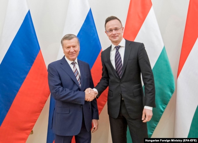 Связи крепнут. Председатель совета директоров "Газпрома" Виктор Зубков (слева) и министр иностранных дел Венгрии Петер Сийярто. Будапешт, 17 апреля 2019 года