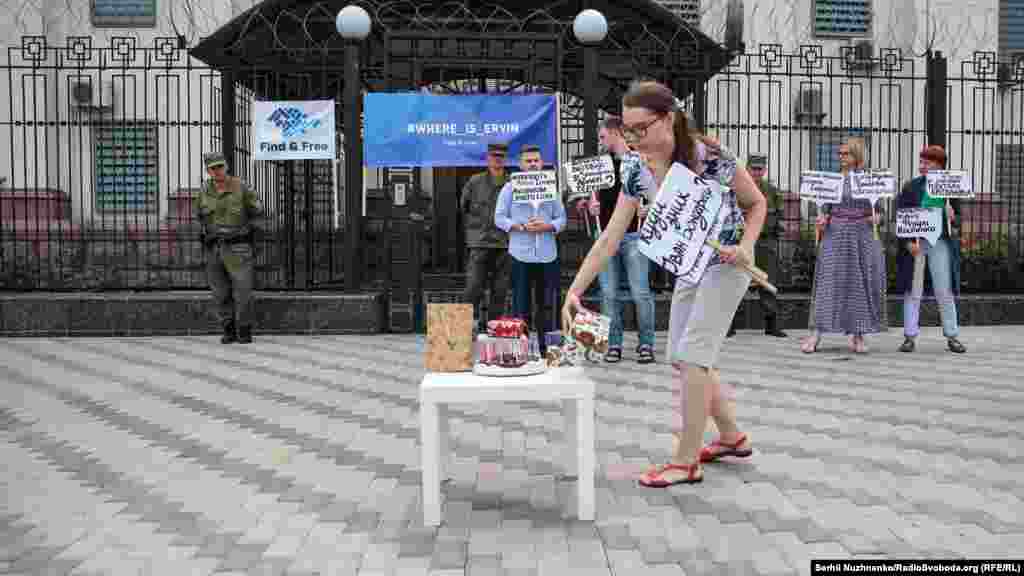 Во время акции активисты установили у входа в посольство стол, на котором разместили торт с 16 свечами, которые символизировали пропавших без вести в оккупированном Крыму