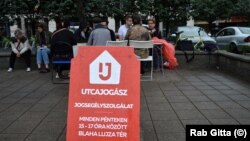 Az Utcajogász jogsegélyszolgálata a Blaha Lujza téren (jobbra Szatmári Andrea)