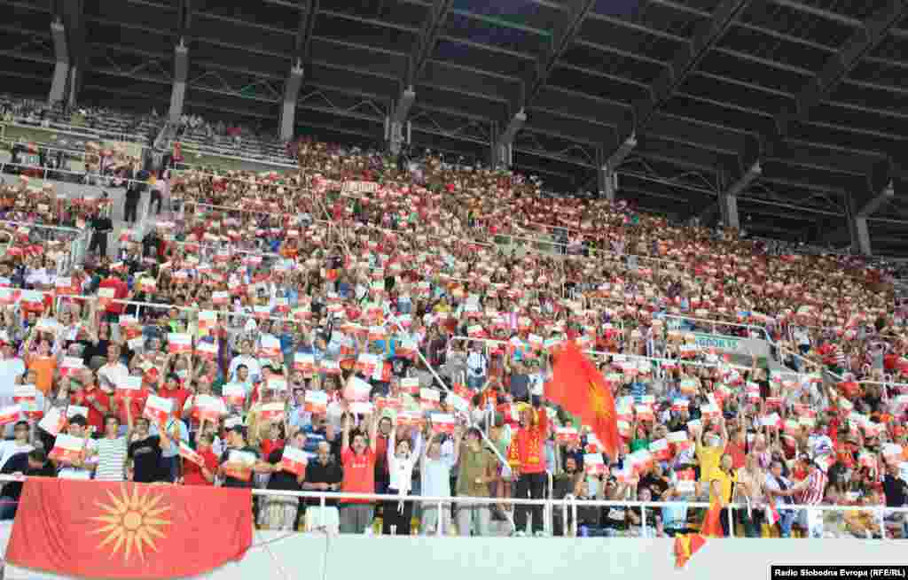 Публиката на стадионот Филип Втори на мечот Работнички-Ливерпул
