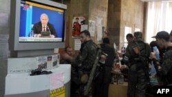 Бойовики угруповання «ДНР» дивляться промову президента Росії Володимира Путіна , Донецьк, травень 2014 року