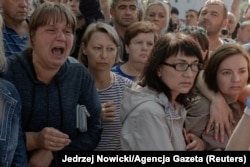 Люди около ИВС Минска в ожидании информации о своих родных и близких