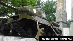 Старый танк, превращённый в памятник