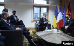 Întâlnirea președintelui Ucrainei, Volodîmir Zelenski, cu președintele francez, Emmanuel Macron și cancelarul german Olaf Scholz, la Bruxelles, în marja summitului liderilor UE cu țările Parteneriatului Estic (Armenia, Azerbaidjan, Moldova, Ucraina, Georgia; Belarus s-a retras), avută înainte de summitul Consiliului European de pe 16 decembrie