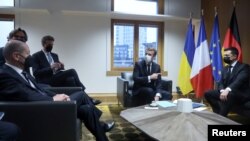 Канцлер Німеччини Олаф Шольц, президент Франції Емманюель Макрон і президент України Володимир Зеленський зустрічаються на полях саміту «Східного партнерства», Брюссель, 15 грудня 2021 року