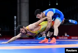 Демеу Жадыраев (сары формада) Токио олимпиадасында бірінші белдесуінде жеңілді. 2 тамыз 2021 жыл.