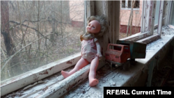 Детски играчки на прозореца на разрушена сграда в призрачния град Припят, близо до Чернобил.