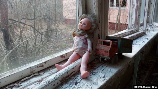 Оставленные на подоконники игрушки в заброшенном здании в украинском городе Припяти, рядом с Чернобыльской АЭС