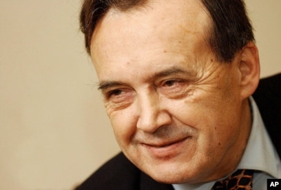 'Izmanipulisani, apsolutno. Ja sam insistirao da odu dole Milošević i Šuvar (Stipe - predsjednik Predsjedništva CK SKJ, na fotografiji), jer su rudari tražili razgovor sa njima. Međutim, oni su to stalno odgađali: kad Šuvar može, onda Milošević ne može i obrnuto.'