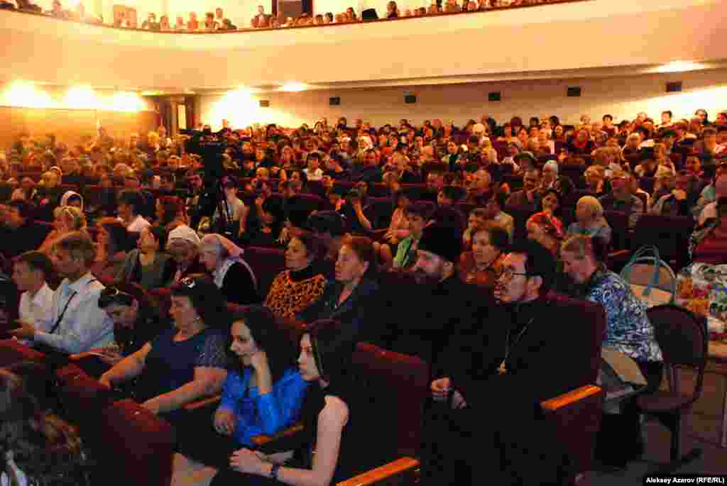 Премьера фильма &quot;От Рождества до Воскресения&quot;. Слово второе &quot;Исповедники Православия после гибели Империи&quot; в Уйгурском музыкально-драматическом театре в Алматы. 500-местный зал едва вместил всех зрителей, организаторам пришлось принести еще 50 стульев. 