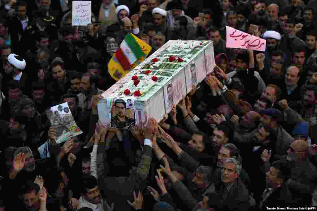 ИРАН - Десетици илјади Иранци во неколку градови се собраа да и дадат поддршка на владата, по неколкудневните протести и смртоносни судири меѓу демонстрантите и силите за безбедност во кои загинаа најмалку 22 лица. Иранската државна телевизија на англиски јазик Прес ТВ објави снимки во живо од провладините протести во градовите Ахваз, Керманшах и Горган, на кои демонстрантите го осудуваат насилството.