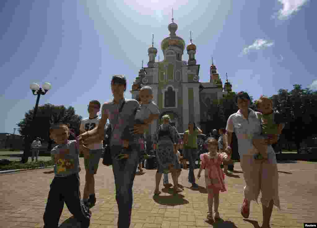 Families who have fled fighting in Slovyansk, arrive at the Makiyivsky Coke and Chemical Plant in the town of Makiyivka on June 4.