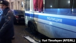 Задержанные на акции «Другой России» у ЦИК выбили стекло у полицейского автобуса