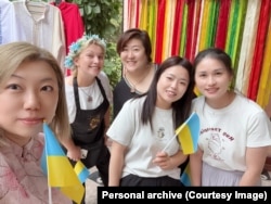Українська волонтерка Світлана Дзюма-Чан (друга зліва) на заході на підтримку України в Пекіні, Китай, 7 червня 2025 року