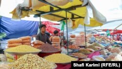 آرشیف- یک فروشنده میوه خشک در شهر کابل