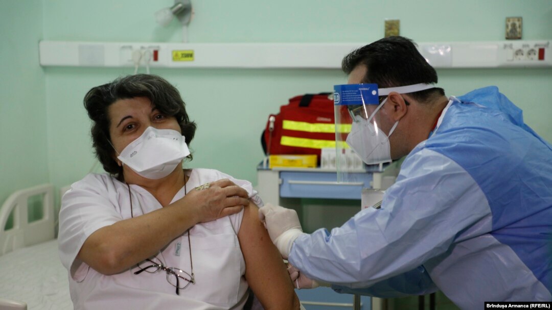 Romania nurse vaccinated 