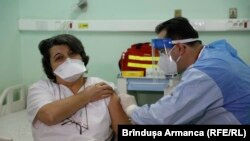 Romania nurse vaccinated 