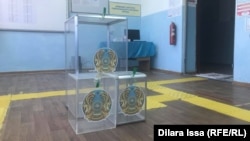 На избирательном участке в день выборов акимов городов районного значения, поселков, сёл и сельских округов