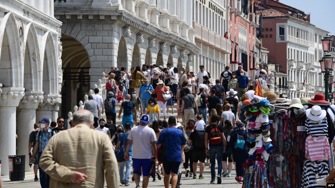 Aceiași turiști care țin în picioare economia multor orașe pun în pericol bunăstarea obiectivelor turistice și a localnicilor.