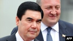 Türkmenistanyň prezidenti Gurbanguly Berdimuhamedow (ç) we Gürjüstanyň prezidenti Georgiý Margelaşwili (s), Tbilisi, 2-nji iýul, 2015