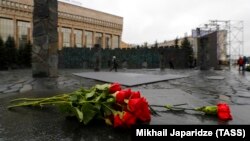 Мәскеудегі саяси қуғын-сүргін құрбандарына орнатылған "Қасірет қабырғасы" кешені.
