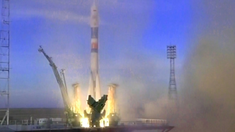 Лансирана ракетата Сојуз со тројца космонаути
