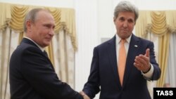 Orsýetiň prezidenti Wladimir Putin (çepden birinji) we Birleşen Ştatlaryň döwlet sekretary Jon Kerri. 14-nji iýul, 2016 ý.